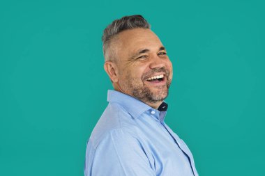 adam stüdyoda gülüyor