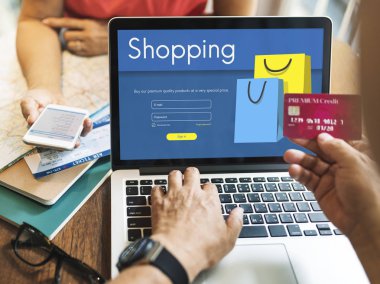 laptop ve kredi kartı kullanan kişi. 