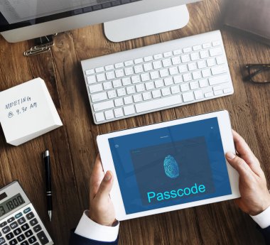 iş kişi dijital tablet kullanma