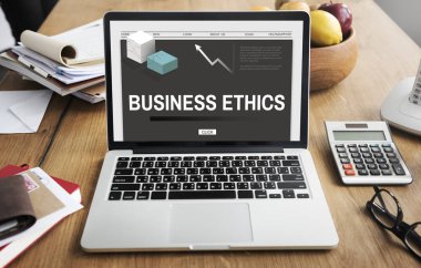 Açık tablo üstünde laptop