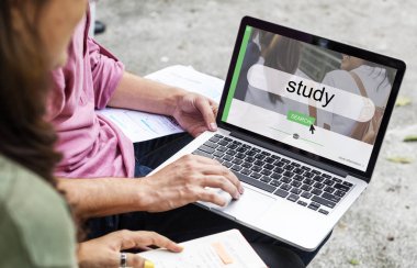 dizüstü bilgisayarda çalışma öğrenci