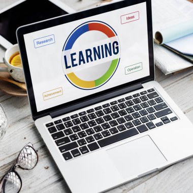çalışma alanı tablo açılan laptop