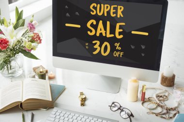 bilgisayar monitöründe güzel çalışma alanı tablosu