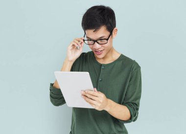 Dijital tablet kullanan adam