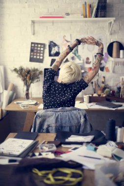 şık moda tasarımcısı