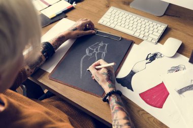 şık moda tasarımcısı çizim