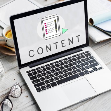 çalışma alanı tablo açılan laptop