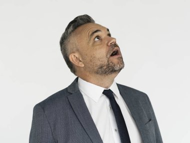  Olgun iş adamı yukarı bakıyor 