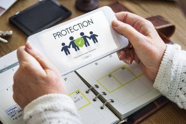 cep telefonu holding kadın eller