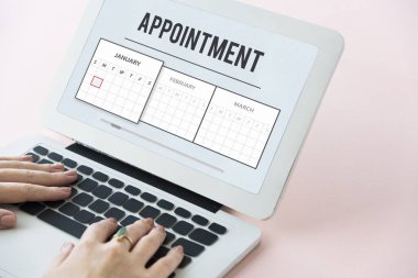 Dizüstü bilgisayarda çalışan kadın