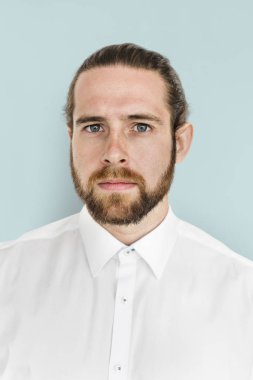 Yakışıklı sakallı adam..