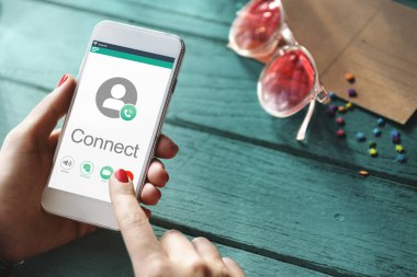 insan elinden tutarak cep telefonu