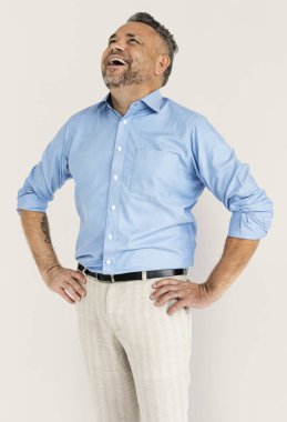 adam stüdyoda gülüyor