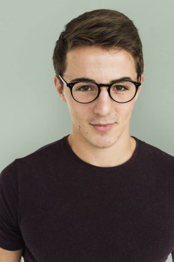 gözlük genç yakışıklı adam