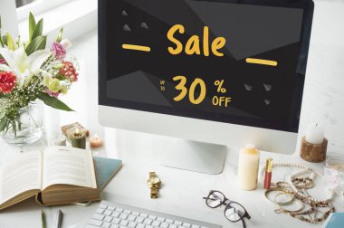 bilgisayar monitöründe güzel çalışma alanı tablosu
