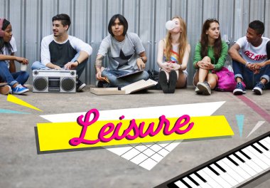 katta oturan ve müzik dinleme arkadaşlar