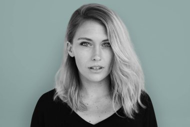 stüdyoda sarışın kadın