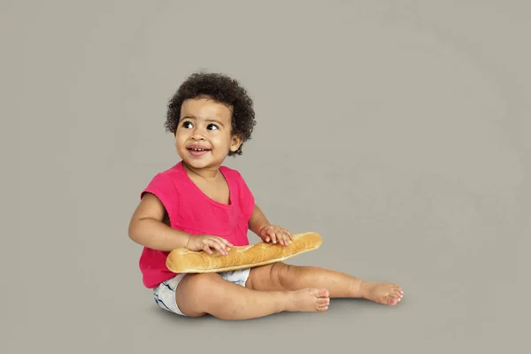 Afrikaanse kind met stokbrood, brood — Stockfoto