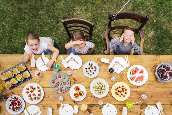 Niños en la fiesta de cumpleaños —  Fotos de Stock