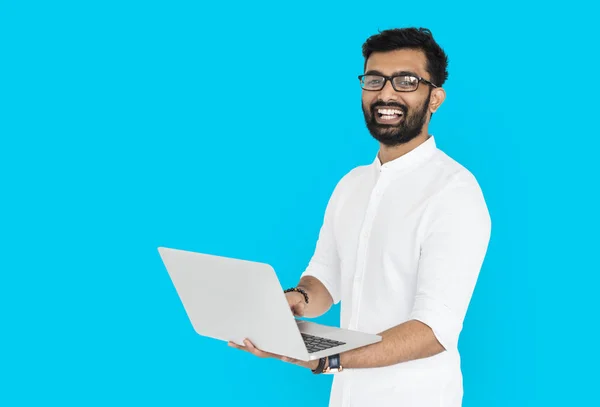 Veselý kostým Indián hospodářství laptop — Stock fotografie