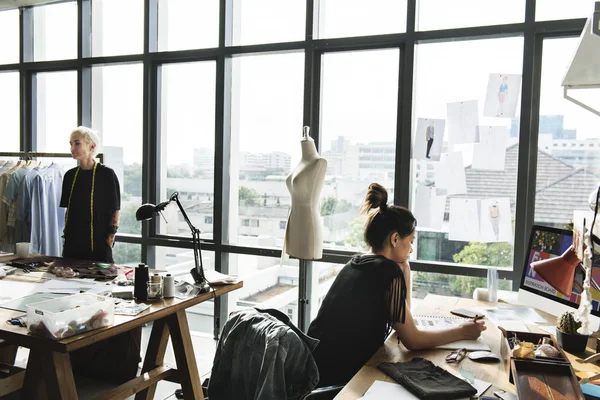 Designers de moda em oficina de tecido — Fotografia de Stock