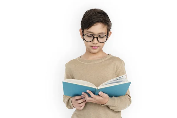 Niño en gafas libro de lectura —  Fotos de Stock