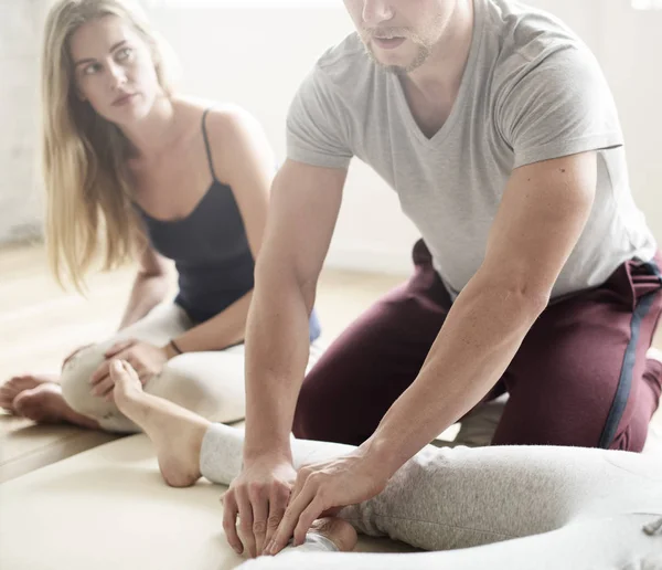 Entrenamiento de personas para hacer masajes —  Fotos de Stock
