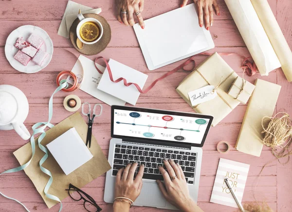 Mani della donna digitando sulla tastiera del computer portatile — Foto Stock