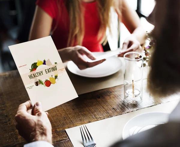 Uomo in possesso di carta — Foto Stock