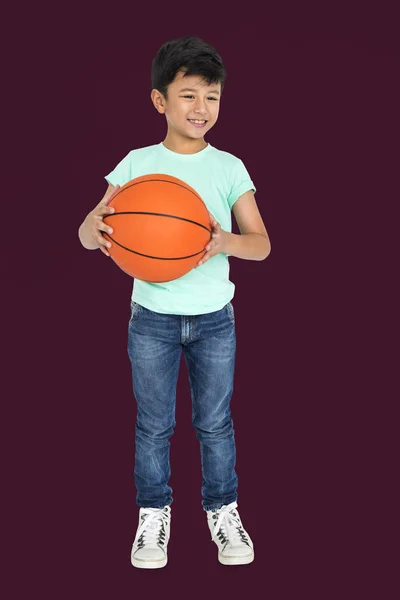 소년 농구 공을 들고 — 스톡 사진