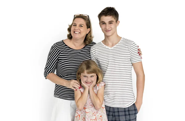 Gelukkige familie in studio — Stockfoto