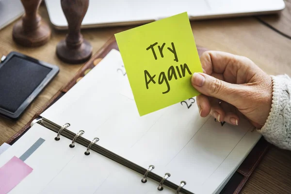 Persoon bedrijf gele stok Opmerking — Stockfoto