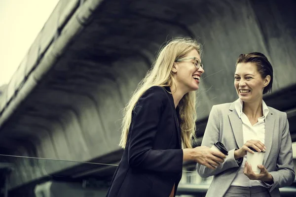 Hermosas mujeres de negocios sonriendo — Foto de Stock