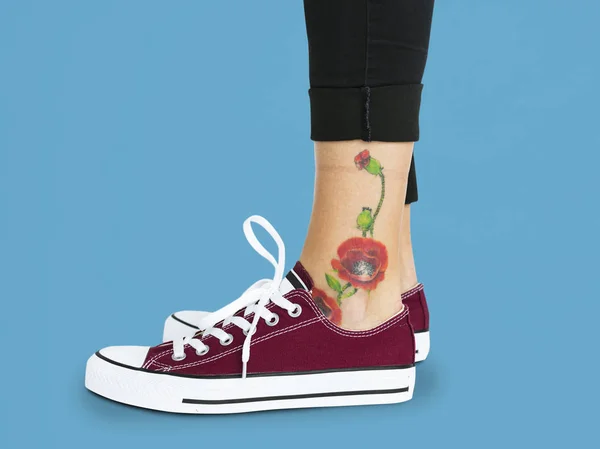 Tatuaje de flor en el tobillo — Foto de Stock