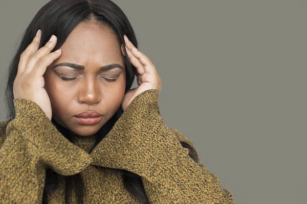 Mujer afroamericana con dolor de cabeza —  Fotos de Stock