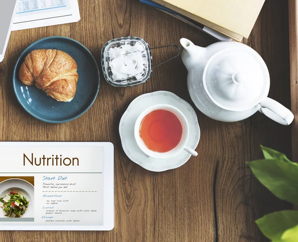 Açık tablo üstünde laptop