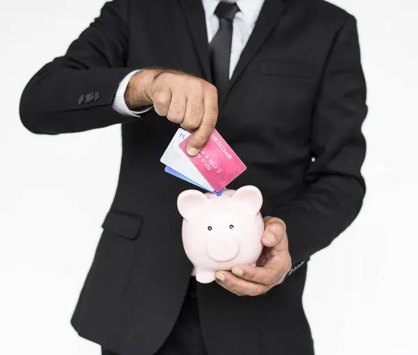 Επιχείρηση άνθρωπος βάζοντας πιστωτικές κάρτες στον κουμπαρά — Φωτογραφία Αρχείου