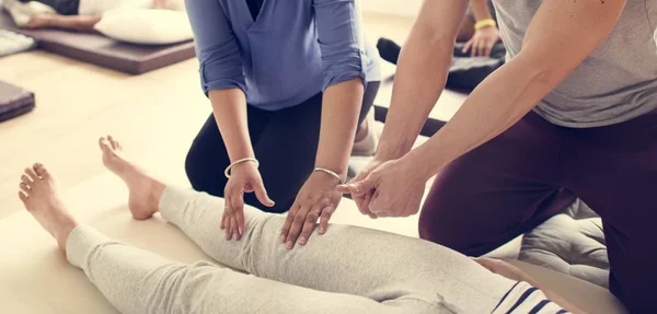 Lidé školení provádět masáž — Stock fotografie
