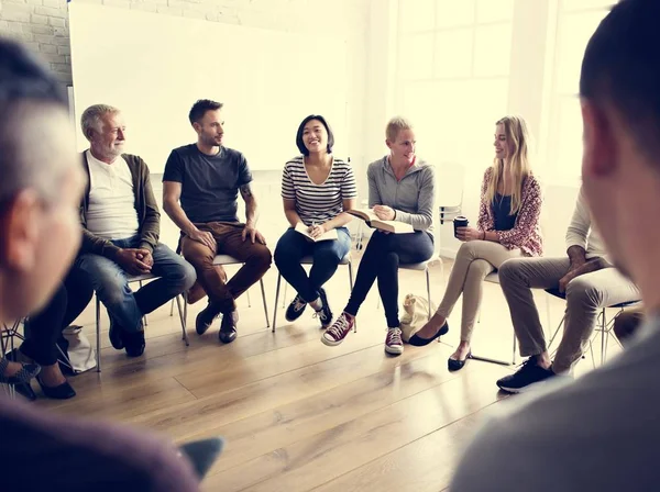 Des gens se rencontrent pour un séminaire — Photo