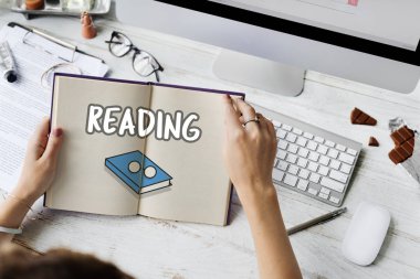 Kadın kitap okuyor.