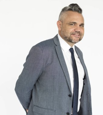 Gülümseyen olgun iş adamı 