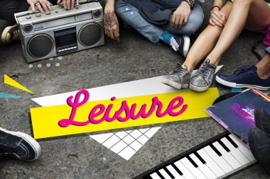 insanlar boombox üzerinden müzik dinleme