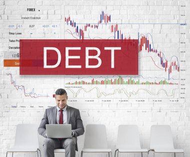 Dizüstü bilgisayarda çalışan bir iş adamı