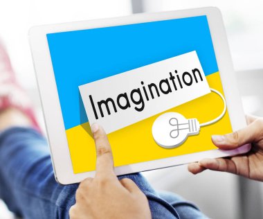 dijital tablet kullanan kadın 