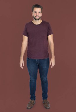 stüdyoda ayakta yakışıklı adam