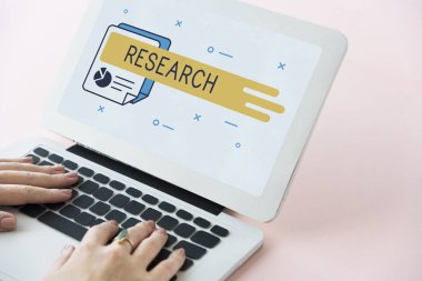 Dizüstü bilgisayarda çalışan kadın