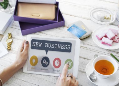 Dijital tablet tutan eller kadın