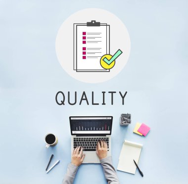 iş adamı dizüstü bilgisayarda çalışıyor