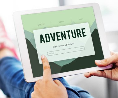 dijital tablet kullanan kadın