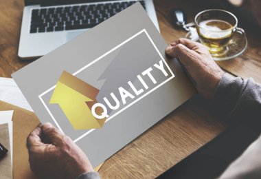 kişi holding kağıt elinde